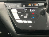 段差のないパネルスイッチのオートエアコン付きです。予め温度設定すれば後はセンサーが感知して設定温度を保ってくれますので快適なドライブが楽しめます。雨の日のガラスの曇りもなく安全な運転ができます。