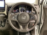 ハンドルにHondaセンシング系のクルーズコントロールやレーンキープアシストなどのスイッチと、オーディオの操作スイッチが装備されています。ハンドルから手を離さず安全に操作できます。