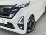 【LEDヘッドライト】悪天候や夜間走行時も良好な視界を確保し安心して運転できる高輝度LEDヘッドライトを装備!点灯速度が早く、消費電力も抑えられています。