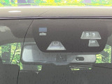 【スマートブレーキサポート】走行中に前方の車両等を認識し、衝突しそうな時は警報とブレーキで衝突回避と被害軽減をアシスト。より安全にドライブをお楽しみいただけます。