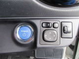 運転席から指先一つで左右ドアミラーの調整ができます