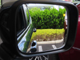 【ブラインドスポットモニター 】側方や後方の死角に他の車両など物体が入ってきた時ドアミラー上のアイコンが点灯し警告音で注意を喚起してくれます!