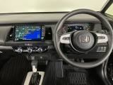 【ハンドル】運転にかかわる様々な操作を安全に行えるように視点移動が少なく操作性に配慮されたスイッチ類が凝縮されたコックピットです。
