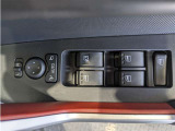 パワーウィンドウのスイッチですよ。 運転席に居ながら窓を開け閉めのコントロールできますよ。 ロック機能で、子供がイタズラして窓を開けるという事も無くなりますよ。