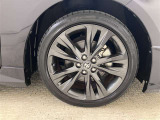 純正のアルミホイール装着。タイヤサイズは214/45R17