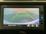リバースギアに入れるだけで後方の表示へ切り替わります。夜間や雨の日の駐車も楽になりますよ。