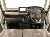 車内は光触媒抗菌消臭施工済です。インパネ周りはスタイリッシュなデザインで機能や装備も充実しています。グローブボックスやカップホルダーのほかにトレーなどたくさんの収納スペースが付いています。