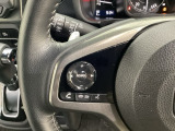 ステアリングスイッチがついていますので、オーディオのチャンネル変更、ボリューム、ジャンル変更が操作可能です。ハンドルから手を離さず安全に操作できます。