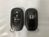 スマートキーを装備しています。鍵を差し込むことなくドアロックの開け閉めと、スタートボタン操作でのエンジンスタートができます。ボタン操作でトランクが開けられる電動テールゲートのボタンもついています。
