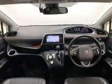 シンプルながら機能性あふれる運転席廻りです。視界性もよく、運転しやすいですよ。