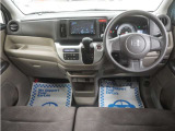運転にかかわる様々な操作を安全に行えるように視点移動が少なく、操作性に配慮されたスイッチ類が凝縮されたコクピットです。