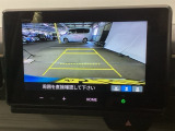 バックギアに入れますとご覧のような画像に自動的に切り替わります。車庫入れ時に役立ちます。