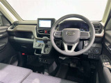 運転席まわりです。 各操作スイッチは使いやすい位置に配置されてます。