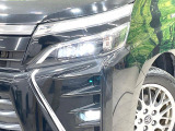 【LEDヘッドライト】悪天候や夜間走行時も良好な視界を確保し安心して運転できる高輝度LEDヘッドライトを装備!点灯速度が早く、消費電力も抑えられています。