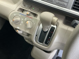 シンプルでスマートな操作のシフトレバーです