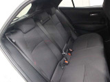 後席も十分な広さを確保していますので家族や友人とのロングドライブも快適です。