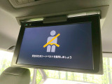 【後席モニター】家族や友人とお出かけする機会が多い方に大人気の後席モニターを装備!見やすい位置に画面がありテレビやDVDの視聴も快適!友達もお子様も、後席にしか乗らなくなるかも??