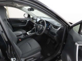 シンプルで使いやすいデザインの運転席です。