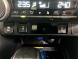 エアコンはオートエアコン付きになります。お好みの温度設定をすれば車内の温度を検知し自動で調整をしてくれます。暑い日や寒い日に特に活躍してくれます。