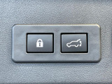 【パワーバックドア】スマートキーや運転席のボタンを押すだけでリアゲートが自動で開閉します!荷物を持っている時や、高い位置にあるバックドアを閉める際に便利な機能です♪