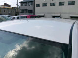 ルーフは目立つキズやへこみなどはない状態です。