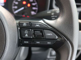 アダプティブクルーズコントロール機能付きです。走行中に先行車の様子を検知しながら、設定した車速の範囲内で先行車との距離のキープを支援します。詳細は販売店スタッフまでおたずねください。