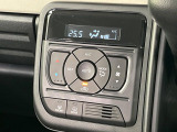【オートエアコン】一度お好みの温度に設定すれば、車内の温度を検知し風量や温度を自動で調整。暑い&hellip;寒い&hellip;と何度もスイッチ操作をする必要はありません。快適な車内空間には必須の機能ですね♪