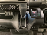 CVT車のセレクトレバーです。低速から高速まで、変速ショックのないスムーズな走りを実現するとともに、エンジン効率のよい領域を維持することで燃費にも貢献します。
