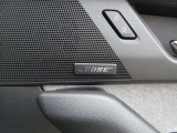 BOSEサウンドシステムを搭載。「良い音を出す」ではなく、その車種のごとに特徴を計算(車種専用設計)し、「反響音」を作り出すことによってどの座席でも自分中心で音が聴こえ、「心地よい空間」を作り出します。