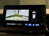 リバースギアに入れるだけで後方の表示へ切り替わります。夜間や雨の日の駐車も楽になりますよ。