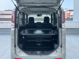 バックドアは上開き跳ね上げ式で、開口も広め!スムーズな荷物の出し入れでアウトドアも楽しくなりそう♪