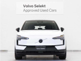 EVエクステリアならではのフロントシールドデザイン、ボルボアイデンティティを進化継承する印象的なトールハンマーライトが、自信に溢れたモダンなフェイスを表現。