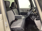 女性でも運転がしやすいように、シートの高さ調整機能(シートリフター)がついています。運転席と助手席の間が空いている為、助手席側への移動がスムーズです。交通量の多い道でも助手席側から乗り降りができます。
