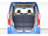 使いやすいサイズ感のトランクルーム!荷物を積み込みやすいという実用性の高さも人気のポイント!荷室の床が低いので、重い荷物も少し持ち上げるだけでラクに積み込めます♪