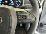 前方の車との車間を設定し、スピードを上げたり緩めたりを自動で行ってくれる追尾式の「レーダークルーズ」。上級装備の一つです!高級車にしかつかない嬉しい機能です。