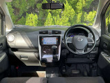 気持ちよく視界が広がる、開放的な運転席です。スーパーUVカット断熱グリーンガラスは、紫外線からお肌をガード(約99%もカット)し、上質なインテリアも色褪せからも守ります。
