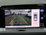 ギアをバックに入れると自動的に車両の後方の映像を映し出します。車庫入れや縦列駐車を行う際に役に立つガイドラインが表示され運転をサポートしてくれます.