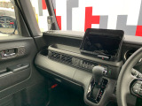 助手席周辺はこのようになっております。運転手だけでなく助手席に一緒に乗られる方も広々と快適にお乗り頂けるような設計です!各種装備を次の写真からご案内いたしますのでご覧ください。