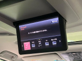 【12.1型フリップダウンモニター】大画面モニターで後席でもエンタメをお楽しみいただけます。小さなお子様にも大人気の装備です♪