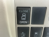 パワースライドドアの開閉はスマートキーのリモコンやドアノブは勿論、運転席側のスイッチ操作でも開閉ができ、安全・簡単です