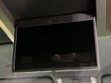 【13型有機ELフリップダウン】三列目からでも迫力のエンタメが観れる大画面フリップダウン。有機ELのモニターでは、一般的なフリップダウンよりも高コントラストでキレイな映像を楽しめます。