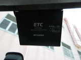 見栄えよくすっきりと収まるETC車載器です。高速道路の料金所をスムーズに通過でき、快適なドライブをサポートします。(※支払総額にセットアップ費用は含まれておりません。)
