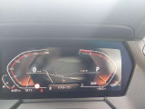 ◆インスツルメント・パネルのエレガントなデザインは、BMW特有の水平ラインで構成され、室内空間に端正な印象をもたらします。人間工学に基づいてレイアウトされた重要な操作系統は、直観的な操作が可能です◆