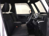 高いホールド性で運転姿勢が安定します。長距離ドライブでも疲れにくいのが魅力です。快適なドライビングライフをお送りください♪