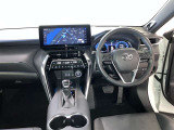 運転席周りのレイアウトをご覧ください。ナビゲーションが綺麗に装着されすっきり収まってますね!