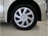 14インチのフルホイールキャップと155/65R14タイヤを装着しています。日常走行に適したサイズで、安定した乗り心地を確保します。