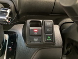 セレクトレバーの右に電子制御パーキングブレーキがあります。スイッチひとつで、停車した地点の傾斜などをシステムが検知・判断してブレーキ力を自動的に最適制御し、しっかり停車できるパーキングシステムです。