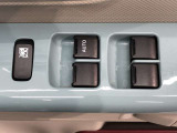 パワーウィンドのスイッチです。運転席に座りながら、助手席や後席の窓を開け閉めできるので大変便利ですよ。
