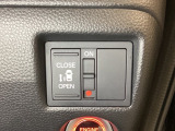 左側電動スライドドアは運転席からでも操作ができるように、ハンドル付近に開閉の操作スイッチが付いています。