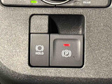 指先だけで簡単に操作が可能な電動パーキングブレーキを採用。「HOLD」スイッチを押すと、渋滞や信号待ちなどでブレーキペダルから足を離しても、ブレーキを保持するので安心です